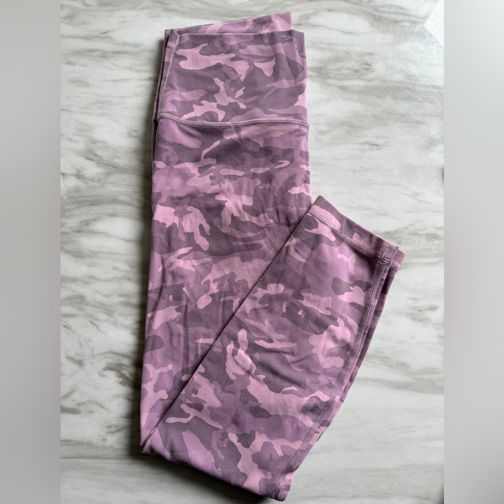 (SOLD) Lululemon aligns 25” size 8